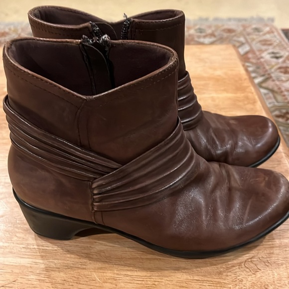 Clark’s woman short boots. - Picture 2 of 4